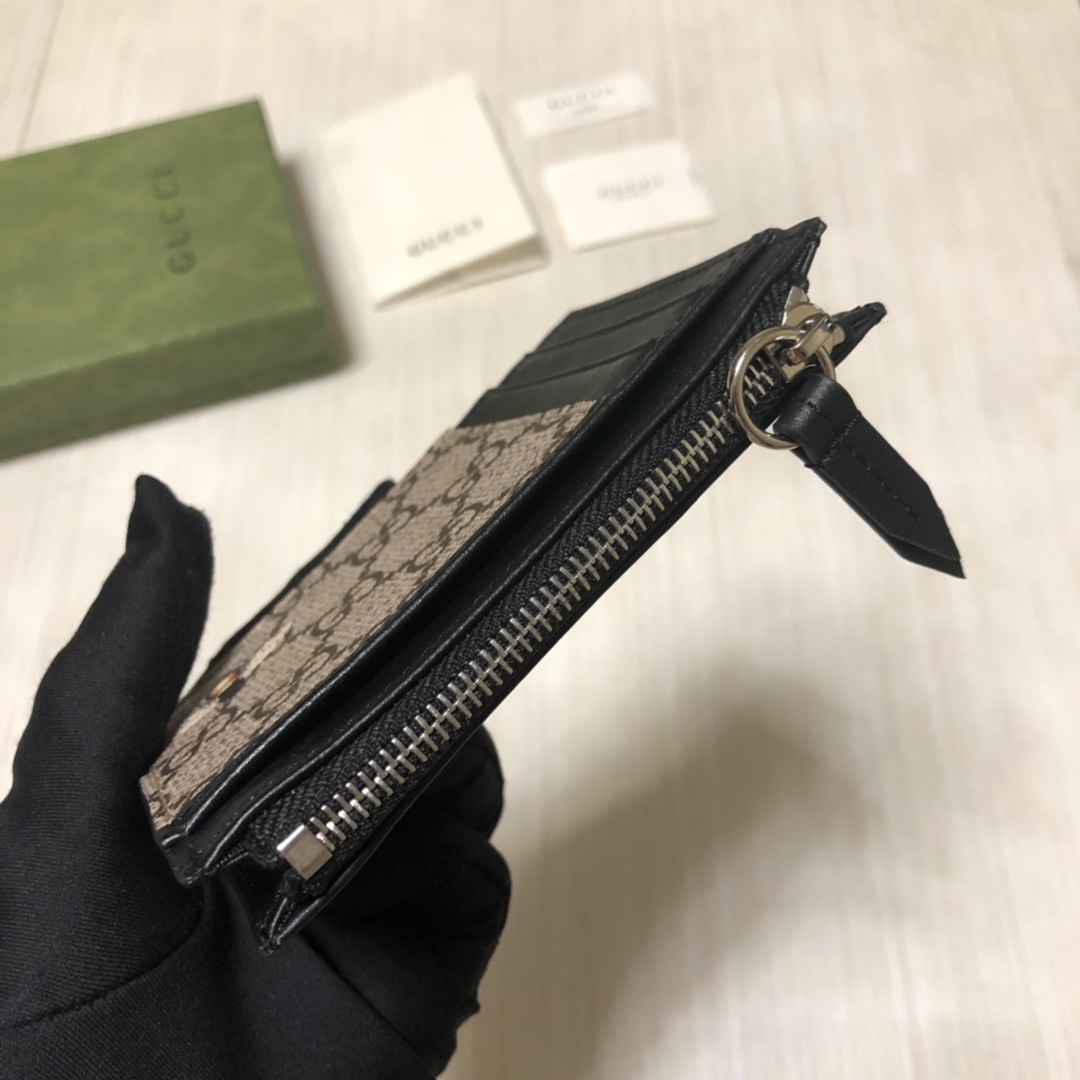 这款纤薄卡包带有多个口袋和拉链隔层,以带皮革包边的品牌交织字母帆布制成。四角处饰有小巧动物印花,这是20