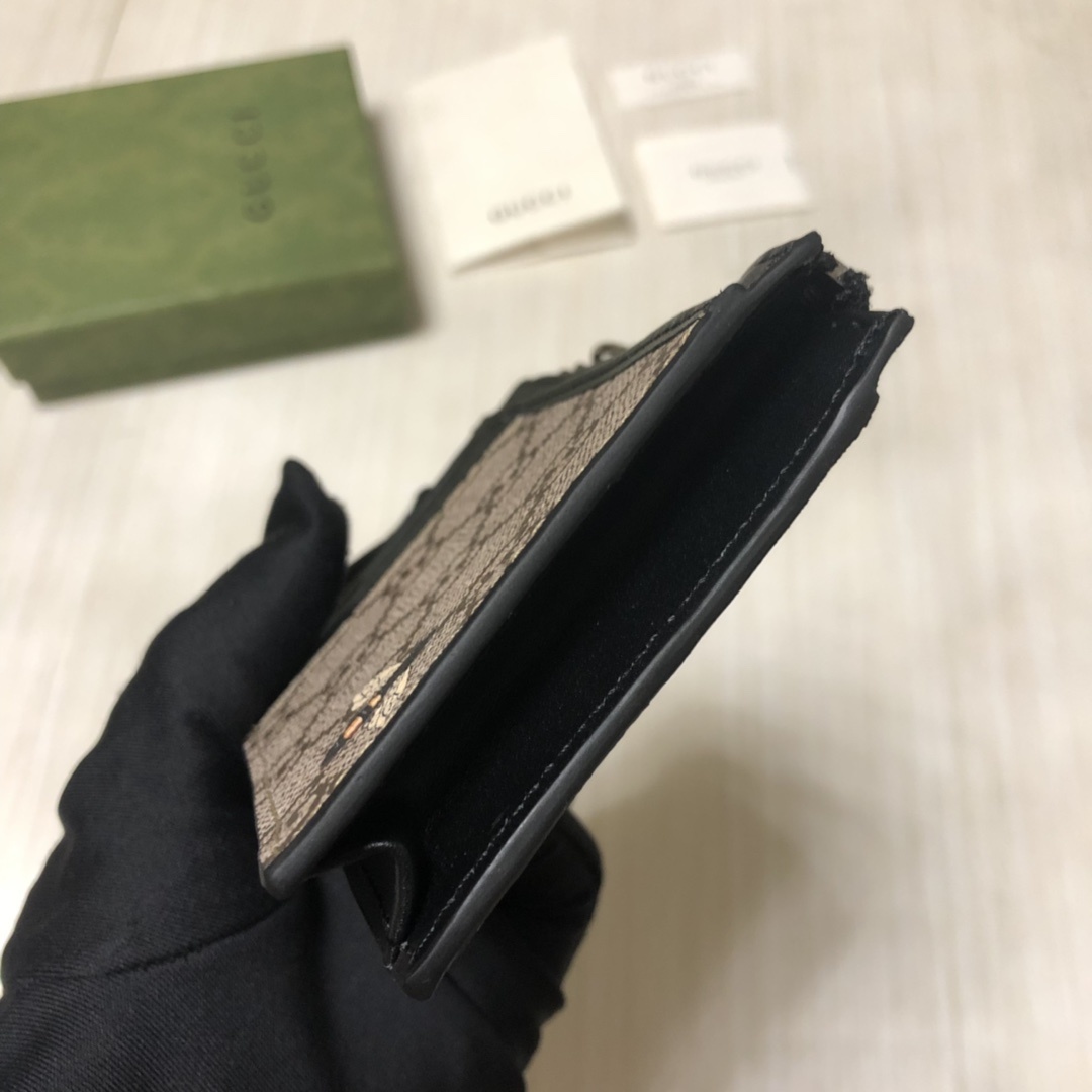 这款纤薄卡包带有多个口袋和拉链隔层,以带皮革包边的品牌交织字母帆布制成。四角处饰有小巧动物印花,这是20