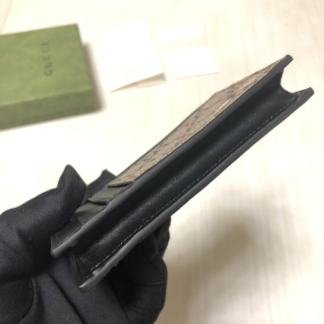 这款纤薄卡包带有多个口袋和拉链隔层,以带皮革包边的品牌交织字母帆布制成。四角处饰有小巧动物印花,这是20