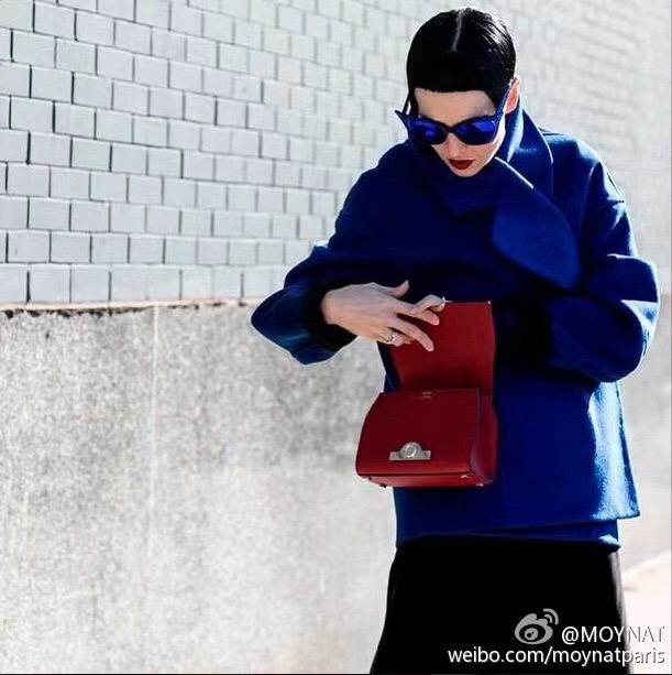 Fashion show. Michelle Harper chose the new Garance red Mini Réjane Bag 1980