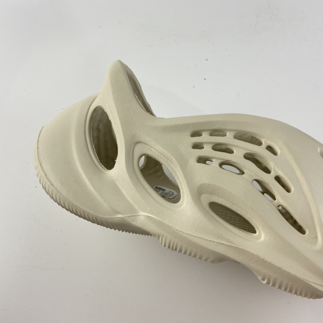 P180 侃爷再度联乘Kanye West x adidas Yeezy Foam Runner Slide”Sand”椰子户外风格包头运动沙滩凉拖防滑洞洞跑步凉鞋“沙色”FY4567