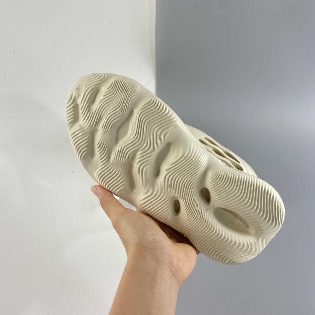 P180 侃爷再度联乘Kanye West x adidas Yeezy Foam Runner Slide”Sand”椰子户外风格包头运动沙滩凉拖防滑洞洞跑步凉鞋“沙色”FY4567