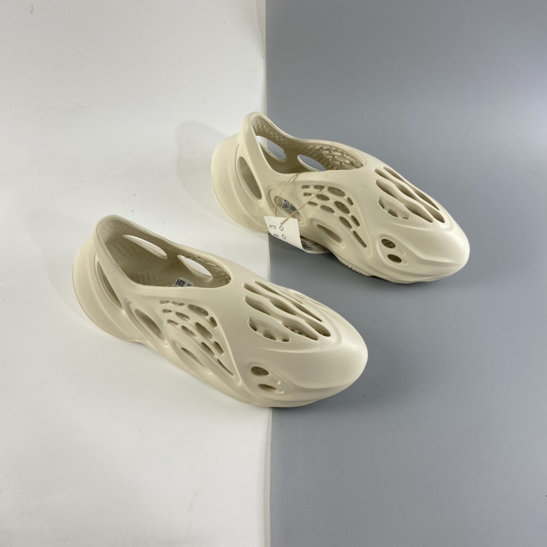 P180 侃爷再度联乘Kanye West x adidas Yeezy Foam Runner Slide”Sand”椰子户外风格包头运动沙滩凉拖防滑洞洞跑步凉鞋“沙色”FY4567