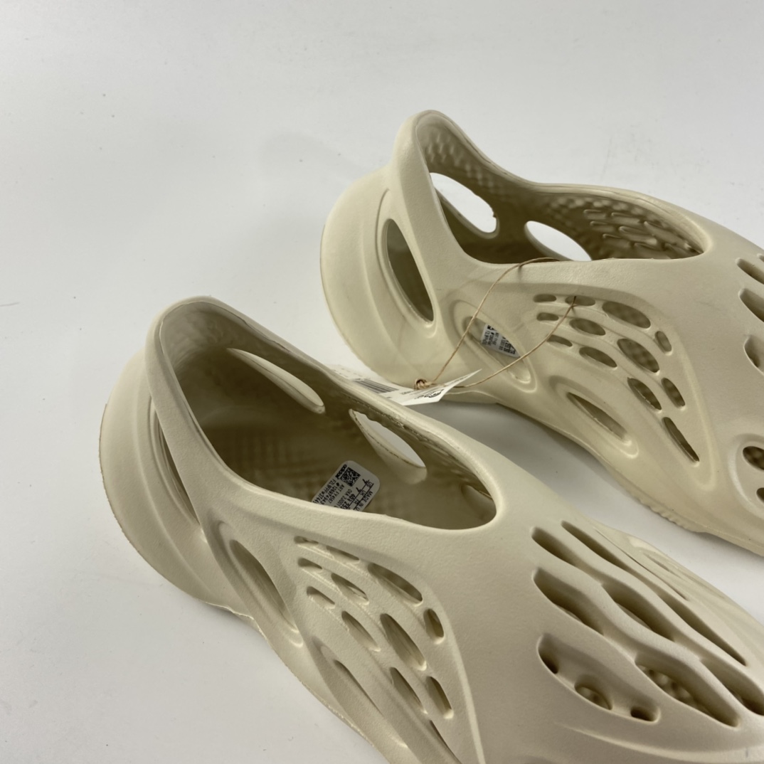 P180 侃爷再度联乘Kanye West x adidas Yeezy Foam Runner Slide”Sand”椰子户外风格包头运动沙滩凉拖防滑洞洞跑步凉鞋“沙色”FY4567