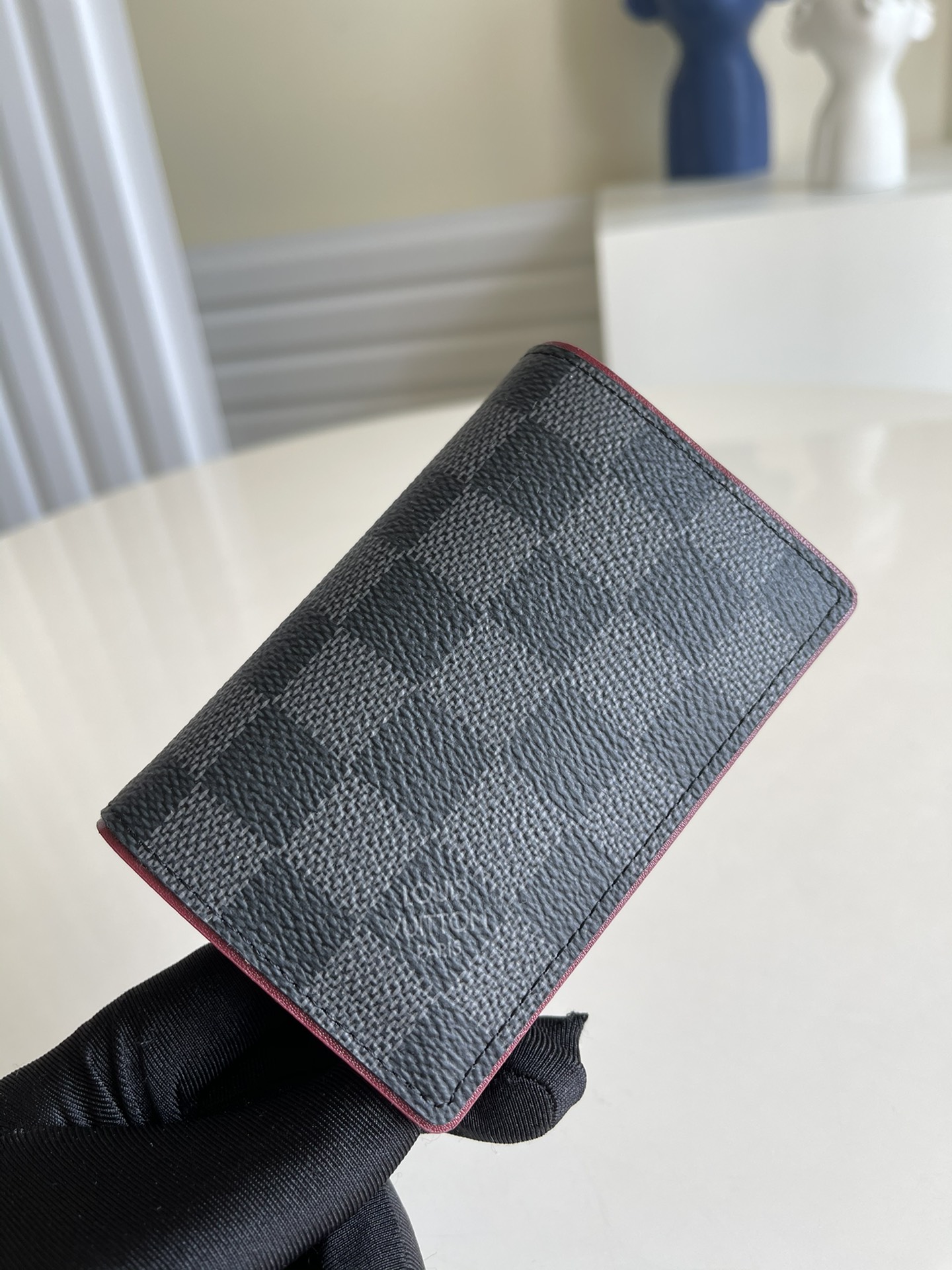 NO:397053,【Exclusive real photo N63257 red】The pocket clips made of Damier Graphite canvas are clean and neat, showing the beauty of masculinity. The design is stylish but practical, and can be easily placed in most pockets. The clever combination of Damier Graphite canvas and colorful leather lining makes it look more elegant and fashionable. Detailed features 8 x 11 x 1 cm (length x height x width) Damier Graphite canvas 3 credit card slots 5 pockets, an outer bag can hold credit cards, folding banknotes and bills v.,LV [original leather],louis vuitton19860909【独家实拍N63257 红色】以 Damier Graphite 帆布制成的口袋夹线条干净利落,彰显阳刚之美. 其设计时尚而不失实用,能够轻松放入大部分的口袋中. Damier Graphite 帆布与彩色皮革内衬的巧妙搭配令其更显优雅时尚.详细特征8 x 11 x 1 厘米(长度 x 高 x 宽)Damier Graphite 帆布3 个信用卡卡槽5 个口袋、一个外袋可放置信用卡、折叠纸币及票据 v.,LV【原厂皮】,louis vuitton,Bag