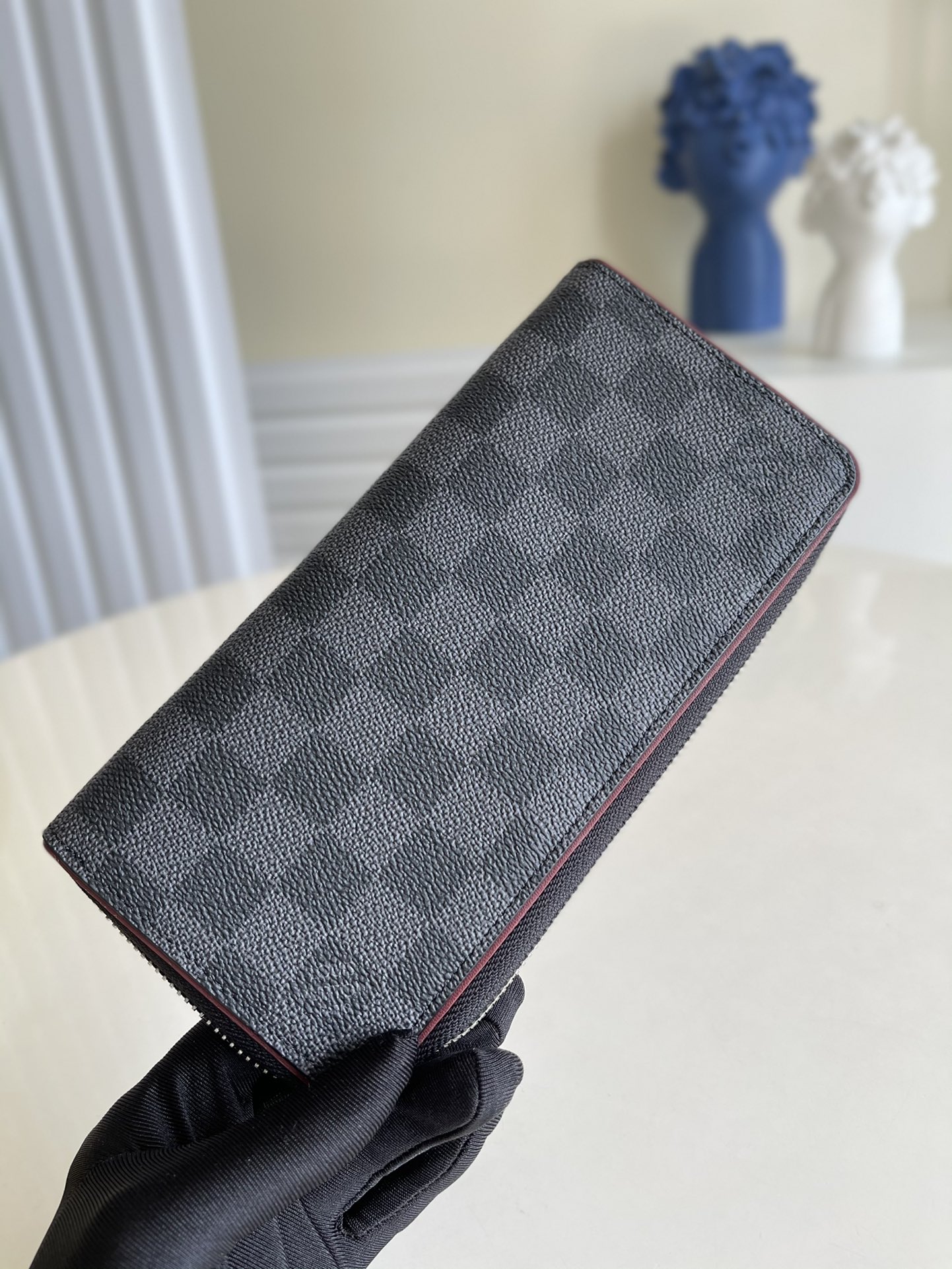 NO:397062,【Exclusive real photo N63304 red】 Damier Graphite canvas and neon blue leather lining produce a wonderful matching effect, adding a delicate and mature charm to this wallet. This Zippy vertical wallet is the embodiment of low-key and elegant. The rich and arranged pockets and compartments can easily accommodate cash, credit cards and change. Detailed features 10 x 20 x 2 cm (length x height x width) Damier Graphite coated canvas cowhide leather lining silver metal trim 12 credit card slots are also attached with 2 business card pockets 1 large size with a support plate compartment, can be placed in banknotes and 1 zipper compartment, can store coins and set up another compartment, dedicated to storing bills and other items v.280, LV [original leather], louis vuitton, cowhide19860909【独家实拍N63304 红色】 Damier Graphite帆布与霓虹蓝皮革内衬之间产生奇妙的搭配效果,为此款钱夹增添细腻成熟的风韵.此款Zippy竖款钱夹是低调优雅的化身.丰富而排布有致的口袋和隔层设计可轻松容纳现金、信用卡和零钱.详细特征10 x 20 x 2 厘米(长度 x 高 x 宽)Damier Graphite涂层帆布牛皮内衬银色金属饰件12个信用卡槽另附2个名片口袋1个大号带撑板隔层,可放入纸币1个拉链隔层,可存放硬币另设1个隔层,专用于存放票据等物件 v.280,LV【原厂皮】,louis vuitton,cowhide,Bag