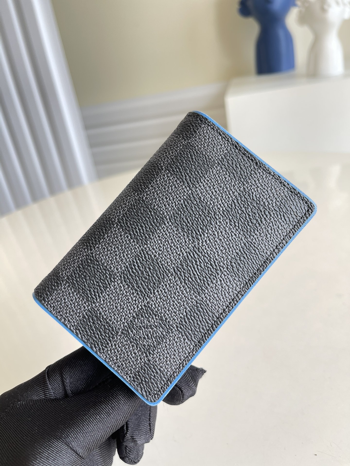 NO:397065,【Exclusive real photo N64432 blue】The pocket clips made of Damier Graphite canvas are clean and neat, showing the beauty of masculinity. The design is stylish but practical, and can be easily placed in most pockets. The clever combination of Damier Graphite canvas and colorful leather lining makes it more elegant and fashionable. Detailed features 8 x 11 x 1 cm (length x height x width) Damier Graphite canvas 3 credit card slots 5 pockets, an outer bag can hold credit cards, folding banknotes and bills v.,LV [original leather],louis vuitton19860909【独家实拍N64432蓝色】以 Damier Graphite 帆布制成的口袋夹线条干净利落,彰显阳刚之美. 其设计时尚而不失实用,能够轻松放入大部分的口袋中. Damier Graphite 帆布与彩色皮革内衬的巧妙搭配令其更显优雅时尚.详细特征8 x 11 x 1 厘米(长度 x 高 x 宽)Damier Graphite 帆布3 个信用卡卡槽5 个口袋、一个外袋可放置信用卡、折叠纸币及票据 v.,LV【原厂皮】,louis vuitton,Bag