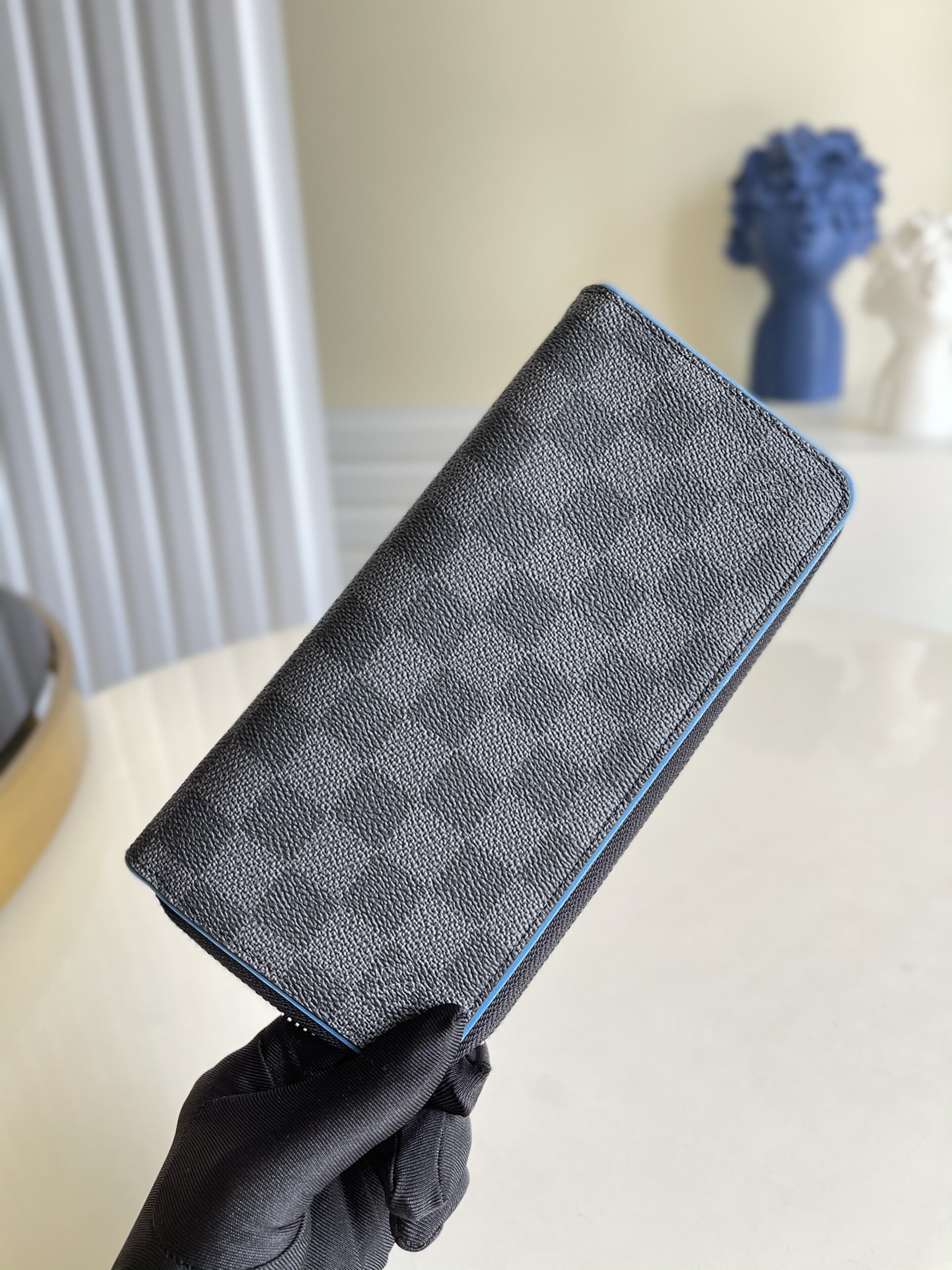 NO:397045,【Exclusive real photo N64436 blue】 Damier Graphite canvas and neon blue leather lining create a wonderful matching effect, adding a delicate and mature charm to this wallet. This Zippy vertical wallet is the embodiment of low-key and elegant. The rich and arranged pockets and compartments can easily accommodate cash, credit cards and change. Detailed features 10 x 20 x 2 cm (length x height x width) Damier Graphite coated canvas cowhide leather lining silver metal trim 12 credit card slots are also attached with 2 business card pockets 1 large size with a support plate compartment, can be placed in banknotes and 1 zipper compartment, can store coins and set up another compartment, dedicated to storing bills and other objects v.280, LV [original leather], louis vuitton, cowhide19860909【独家实拍N64436蓝色】 Damier Graphite帆布与霓虹蓝皮革内衬之间产生奇妙的搭配效果,为此款钱夹增添细腻成熟的风韵.此款Zippy竖款钱夹是低调优雅的化身.丰富而排布有致的口袋和隔层设计可轻松容纳现金、信用卡和零钱.详细特征10 x 20 x 2 厘米(长度 x 高 x 宽)Damier Graphite涂层帆布牛皮内衬银色金属饰件12个信用卡槽另附2个名片口袋1个大号带撑板隔层,可放入纸币1个拉链隔层,可存放硬币另设1个隔层,专用于存放票据等物件 v.280,LV【原厂皮】,louis vuitton,cowhide,Bag