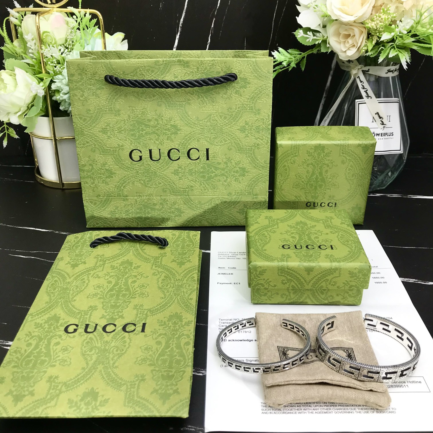 NO:101878,218368G pattern inspired by the collection design of the 1970s. It is presented in the form of hollowed-out pattern on this old-fashioned sterling silver bracelet. The geometric pattern is paired with Arabic engraving patterns, and the craftsmanship of weaving patterns are added to the edges, Gucci bracelet, gucci, bracelet, pure silver19860909218368G 图案灵感源自 20世纪70 年代的典藏设计 以镂空图案的形式呈现在这款做旧感的纯银手镯上.几何图案搭配阿拉伯风格刻花图案,同时在边缘匠心添加织纹滚边,古驰手镯,gucci,bracelet,pure silver,Jewelry