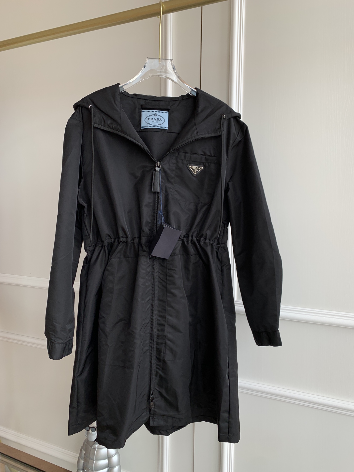 NO:320084,Hang photo #Prada* Spring and Summer New Pula* Waist-closed zipper windbreaker jacket, this high-end and atmospheric female lead style item is sought after by everyone. Hooded design, handsome and cool sml, prada, prada, jackets & coats, hats, alexander wang19860909挂拍图#Prada*春夏新款普拉*收腰拉链风衣外套,这种高级大气大女主风格的单品深受大家追捧 连帽设计,帅气拉风sml,,prada,prada,jackets & coats,hats,alexander wang,Women's clothing