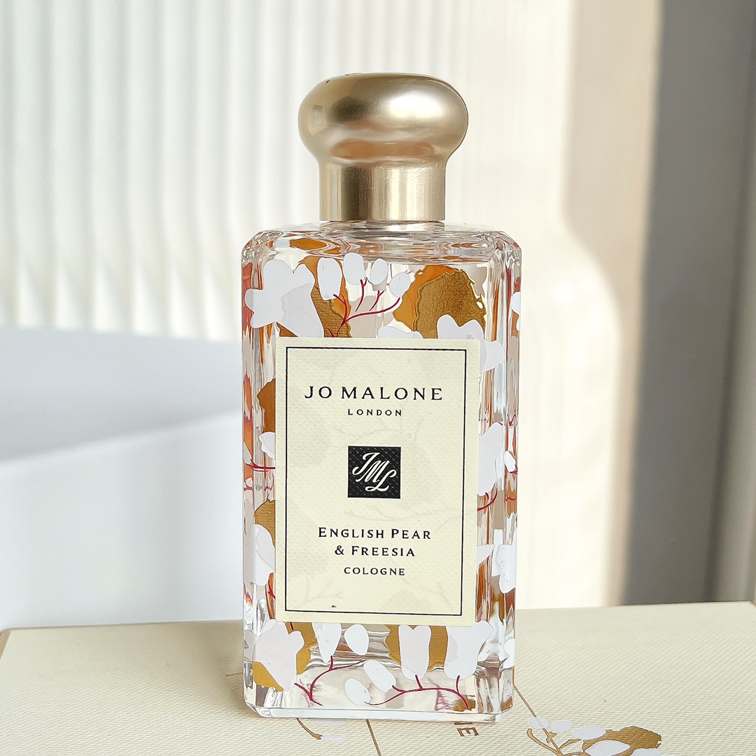 95💰专柜品质
Jo Malone祖马龙推出2021新年限定香水 - 英国梨与小苍兰,吸睛十足的金灿花卉瓶身,贵气又美丽,让人恍如直置身微暖明媚的冬日。英国梨与小苍兰真的让人上头清新甜美不腻人 给人很清爽的感觉
前调:威廉梨
中调:小苍兰
后调:广藿香
继之前推出绝美的限量兰风铃彩绘瓶身后,Jo Malone再次放大绝,以最经典的香气「英国梨与小苍兰」为主角,推出2021全新限定彩绘瓶身,崭新的包装设计、搭配梦幻又质感的小苍兰花瓣意象彩绘图案,简直美到暂停呼吸,这次推出限定彩绘瓶身,将英国梨与小苍兰清新脱俗、优雅的意象透过斑驳的油彩绘画完整呈现,将香水化成充满童趣彩绘的艺术品,目前将推出100ml香氛迷绝对必收藏!
现在这款热门香水,天猫已经开始发售。