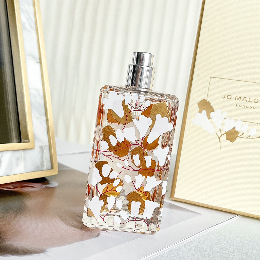 95💰专柜品质
Jo Malone祖马龙推出2021新年限定香水 - 英国梨与小苍兰,吸睛十足的金灿花卉瓶身,贵气又美丽,让人恍如直置身微暖明媚的冬日。英国梨与小苍兰真的让人上头清新甜美不腻人 给人很清爽的感觉
前调:威廉梨
中调:小苍兰
后调:广藿香
继之前推出绝美的限量兰风铃彩绘瓶身后,Jo Malone再次放大绝,以最经典的香气「英国梨与小苍兰」为主角,推出2021全新限定彩绘瓶身,崭新的包装设计、搭配梦幻又质感的小苍兰花瓣意象彩绘图案,简直美到暂停呼吸,这次推出限定彩绘瓶身,将英国梨与小苍兰清新脱俗、优雅的意象透过斑驳的油彩绘画完整呈现,将香水化成充满童趣彩绘的艺术品,目前将推出100ml香氛迷绝对必收藏!
现在这款热门香水,天猫已经开始发售。