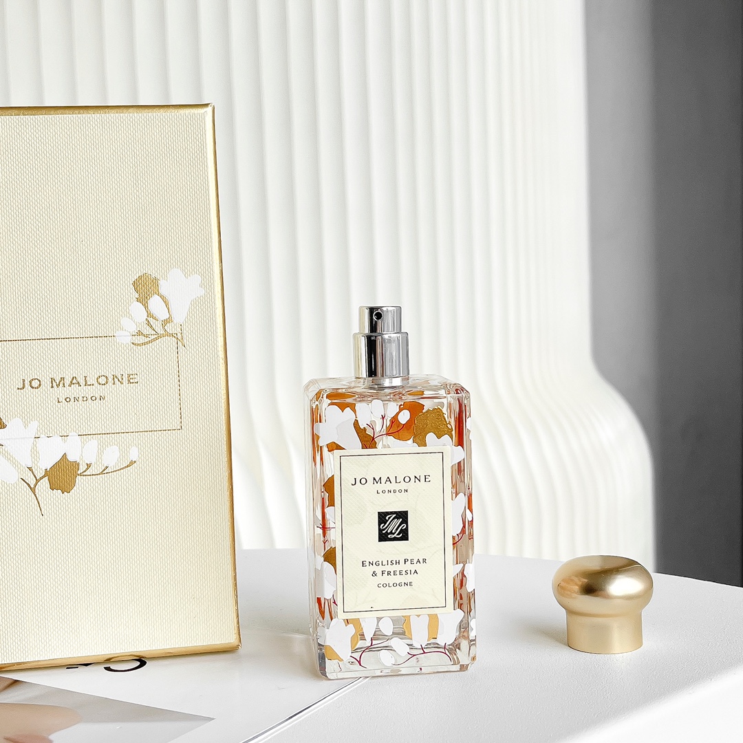 95💰专柜品质
Jo Malone祖马龙推出2021新年限定香水 - 英国梨与小苍兰,吸睛十足的金灿花卉瓶身,贵气又美丽,让人恍如直置身微暖明媚的冬日。英国梨与小苍兰真的让人上头清新甜美不腻人 给人很清爽的感觉
前调:威廉梨
中调:小苍兰
后调:广藿香
继之前推出绝美的限量兰风铃彩绘瓶身后,Jo Malone再次放大绝,以最经典的香气「英国梨与小苍兰」为主角,推出2021全新限定彩绘瓶身,崭新的包装设计、搭配梦幻又质感的小苍兰花瓣意象彩绘图案,简直美到暂停呼吸,这次推出限定彩绘瓶身,将英国梨与小苍兰清新脱俗、优雅的意象透过斑驳的油彩绘画完整呈现,将香水化成充满童趣彩绘的艺术品,目前将推出100ml香氛迷绝对必收藏!
现在这款热门香水,天猫已经开始发售。