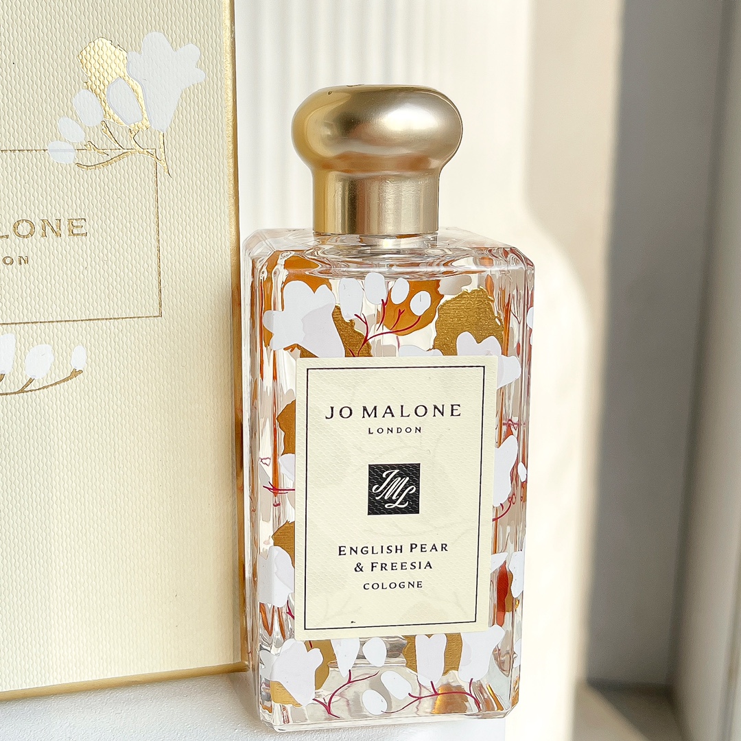 95💰专柜品质
Jo Malone祖马龙推出2021新年限定香水 - 英国梨与小苍兰,吸睛十足的金灿花卉瓶身,贵气又美丽,让人恍如直置身微暖明媚的冬日。英国梨与小苍兰真的让人上头清新甜美不腻人 给人很清爽的感觉
前调:威廉梨
中调:小苍兰
后调:广藿香
继之前推出绝美的限量兰风铃彩绘瓶身后,Jo Malone再次放大绝,以最经典的香气「英国梨与小苍兰」为主角,推出2021全新限定彩绘瓶身,崭新的包装设计、搭配梦幻又质感的小苍兰花瓣意象彩绘图案,简直美到暂停呼吸,这次推出限定彩绘瓶身,将英国梨与小苍兰清新脱俗、优雅的意象透过斑驳的油彩绘画完整呈现,将香水化成充满童趣彩绘的艺术品,目前将推出100ml香氛迷绝对必收藏!
现在这款热门香水,天猫已经开始发售。