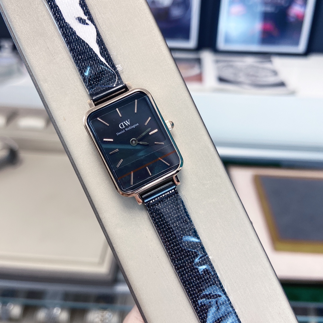 I5  三八节 最新丹尼尔惠灵顿DanielWellington丹尼尔惠灵顿 Daniel Wellington   DW手表女表金色钢带全新祖母绿黑白面小方表盘欧美腕表 有网带真皮表带可选 小巧玲珑 精致优雅