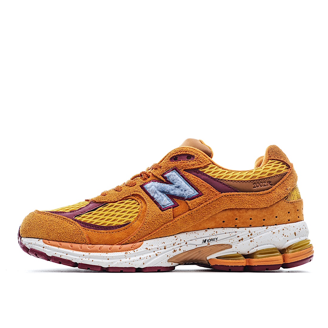 G5 New Balance x SaleheBembury WL 2002 联名款复古休闲跑步鞋 ML 2002R1鞋面注入鲜艳的火橙色调，并在在鞋身不同区域以不同深浅色度来呈现。而鞋身选用绒面革、皮革营造出一种毛绒质感，并鞋侧「N」字标记趣味地以天蓝跳色来点缀。