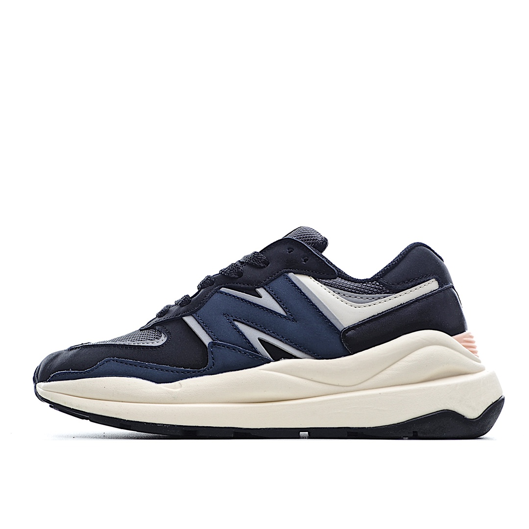 G5 New Balance NB5740系列复古休闲慢跑鞋 W5740LB以1988年首度面世的经典574作为设计蓝本，保留574简约易衬的 G5 s鞋型轮廓，同时再加以向90年代特立独行的抢眼美学致敬。凭借多种严选的优质素材重塑出让人耳目一新又充满层次感的革新中低结构。另一方面，为呼应90年代的巨大化潮流，鞋侧也点题采用了相应的巨大化N字Logo，并且加上反光细节点缀，再结合同样启发自574并经过改良的抓地鞋底，可谓集结两大年代的注目设计元素。