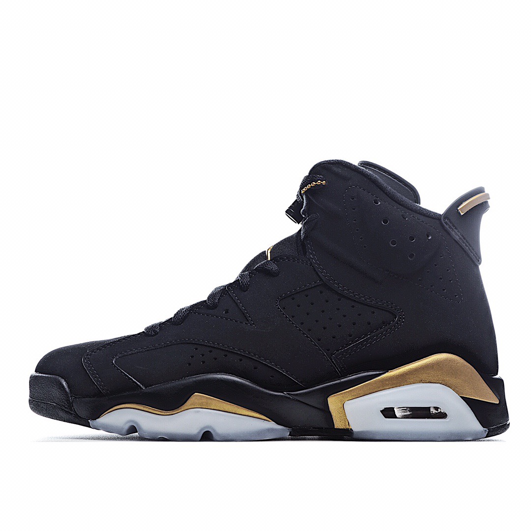 H0 Air Jordan 6 ” DMP ” 黑金 男子文化篮球鞋 CT4954-007 搭配 Air Jordan 6 标志性透明水晶外底，后跟标志、鞋提等多处细节辅以金色点缀，奢华质感显露无疑，牛巴革材质的鞋面，也让它有着与众不同的质感