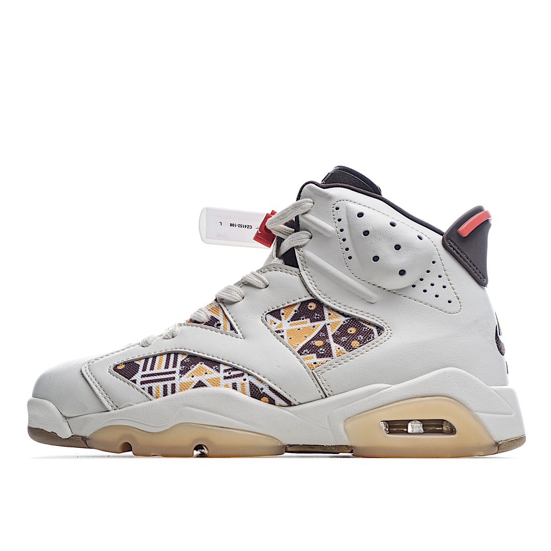 H0 Air Jordan 6“Quai 54”AJ6 乔6卡其棕 CZ4152- F5 街球竞标赛配色依然是帆白色的整体色调，有着极为清爽百搭的视觉感受，细节则以黄棕色呈现民族风图纹，有一种原始的时尚感受。左右后跟分别以 Nike Air 和 Quai 54 Logo 呈现，在遵循 OG 复古设计的同时，又表明了它的身份。