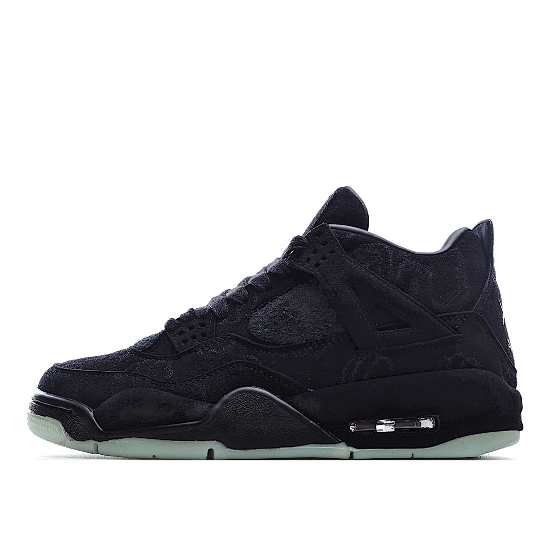 H0 KAWS x Air Jordan 4 Black AJ4 黑麂皮限量联名 夜光水晶大底 整体以酷黑装扮示人，细节设计与最终发售的灰色版本近乎相同，同样采用麂皮材质打造。鞋身布满 KAWS 标志性Companion 图案，后跟缀有黑色 “XX” 字母表明身份，最后以一袭透明大底收尾，整双鞋的低调奢华感油然而生!