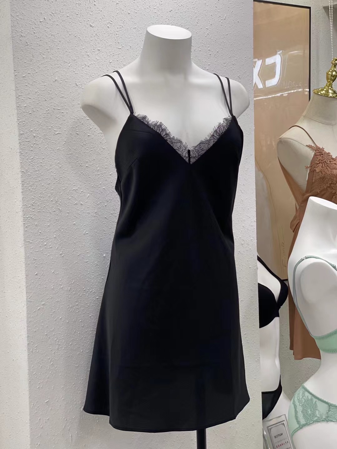 Charmante Nuisette Noire avec Dentelle Fine - Élégance et Confort Assurés