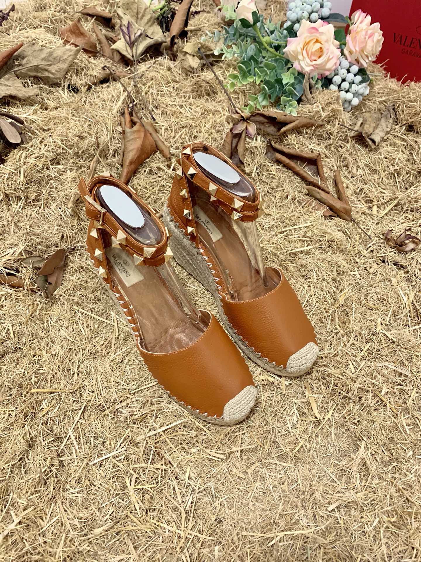 NO:404852,Valentino Garavani lychee cowhide lace-weed sandals - metal effect processed rivet decoration - hemp rope wrapped wedge - adjustable calfskin lace-weed waterproofing platform - Made in Italy -35-41, fisherman's shoes, valentino, sandals, espadrilles, cowhide19860909Valentino Garavani 荔枝牛皮系带坡跟凉鞋 - 金属效果工艺处理铆钉装饰 - 麻绳包裹坡跟 - 可调节小牛皮系带 - 坡跟防水台 - 意大利制造 -35-41,渔夫鞋,valentino,sandals,espadrilles,cowhide,Women's Shoes