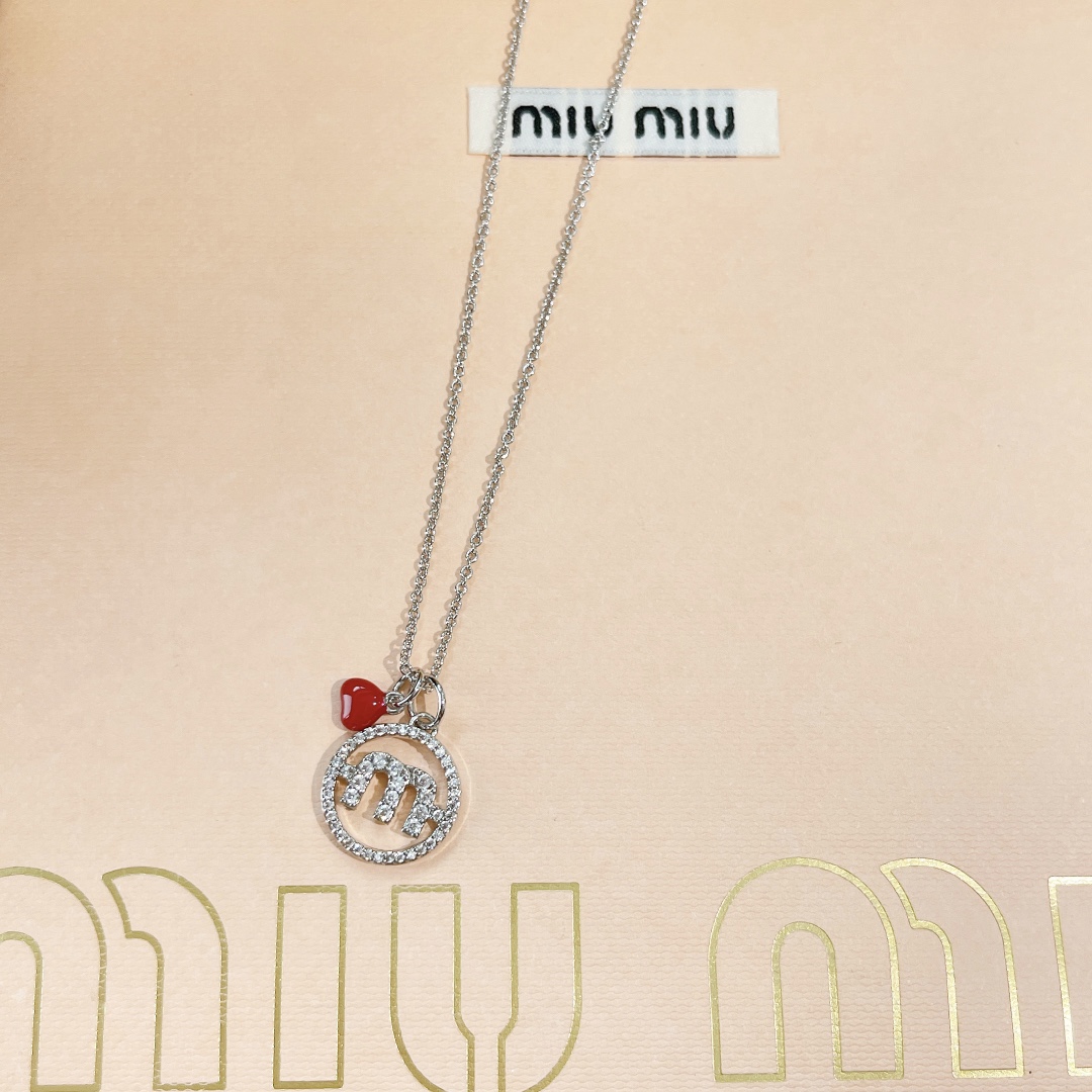 P60 👑Miumiu 2021新款 缪缪 爱心 轻奢小众风格 桃心 字母 项链 简约爱心设计感 美感十足 造型设计 ❤️点缀更加小复古时尚 夏日搭配必备单品 太美了 买它 项链