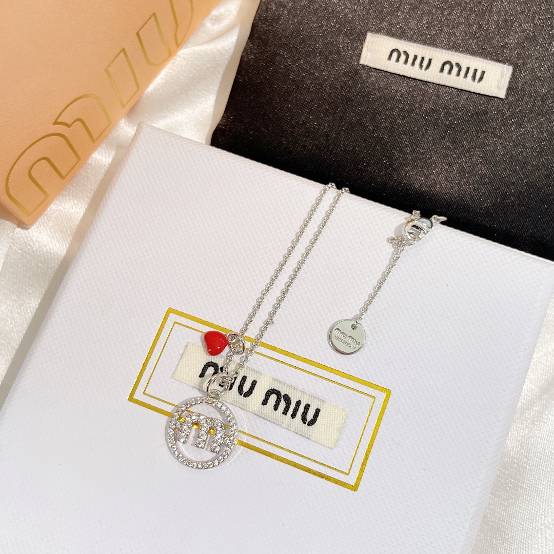 P60 👑Miumiu 2021新款 缪缪 爱心 轻奢小众风格 桃心 字母 项链 简约爱心设计感 美感十足 造型设计 ❤️点缀更加小复古时尚 夏日搭配必备单品 太美了 买它 项链
