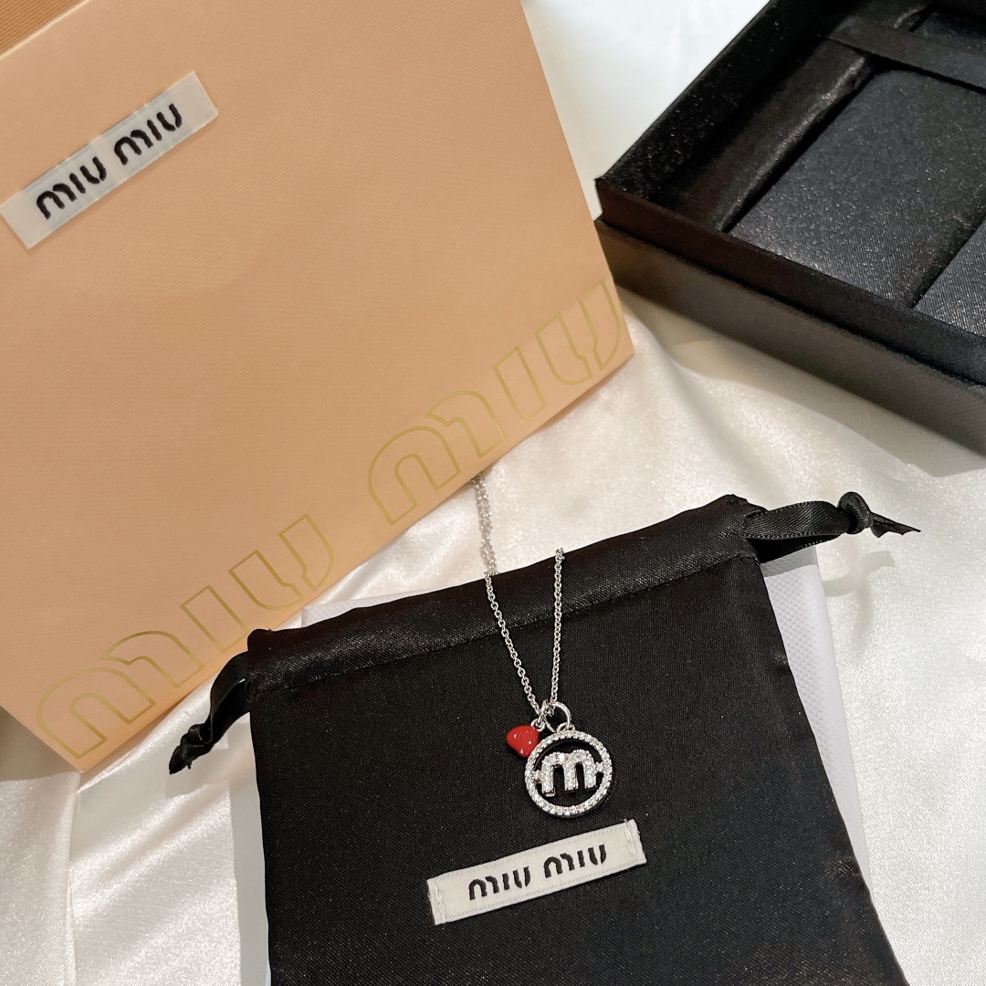 P60 👑Miumiu 2021新款 缪缪 爱心 轻奢小众风格 桃心 字母 项链 简约爱心设计感 美感十足 造型设计 ❤️点缀更加小复古时尚 夏日搭配必备单品 太美了 买它 项链