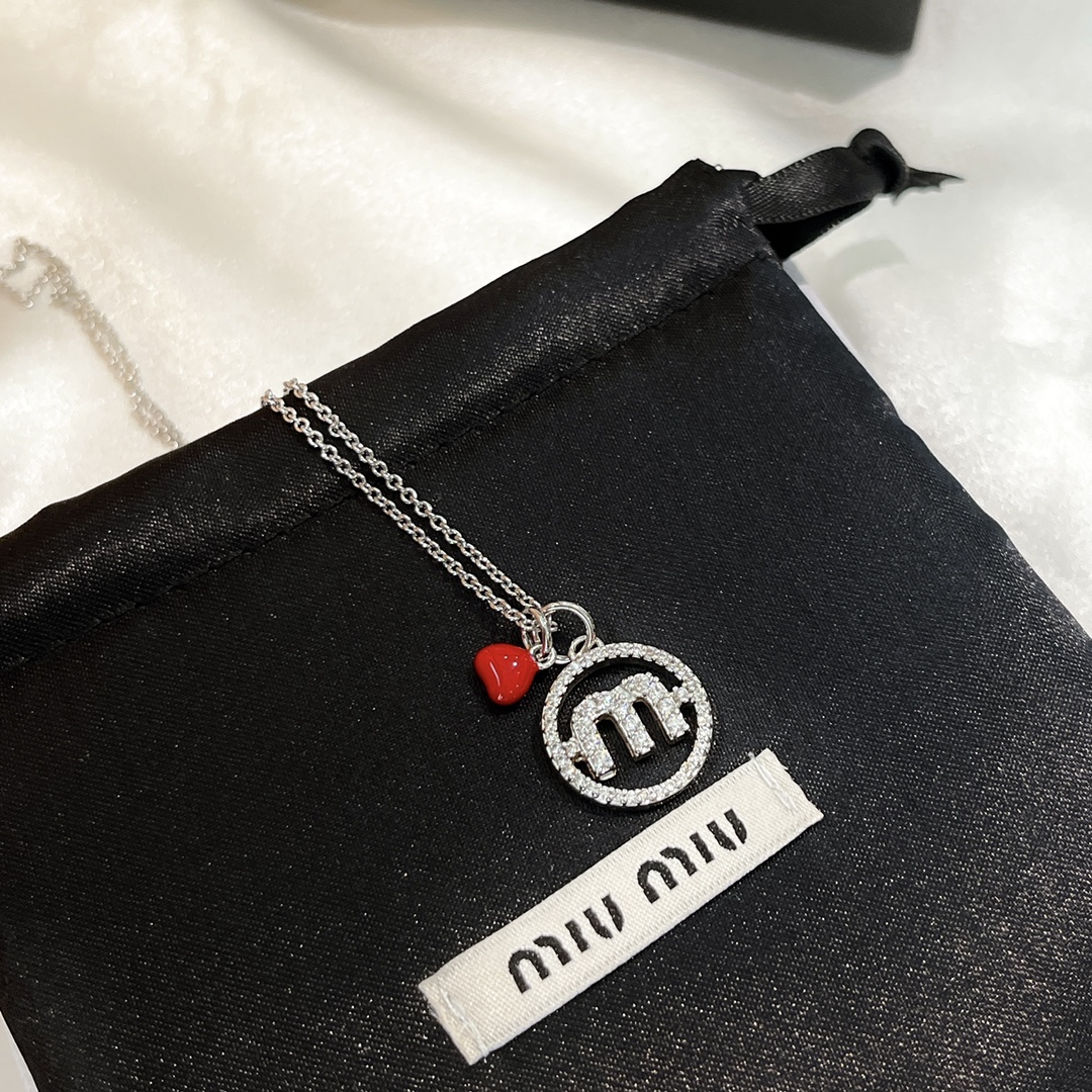 P60 👑Miumiu 2021新款 缪缪 爱心 轻奢小众风格 桃心 字母 项链 简约爱心设计感 美感十足 造型设计 ❤️点缀更加小复古时尚 夏日搭配必备单品 太美了 买它 项链