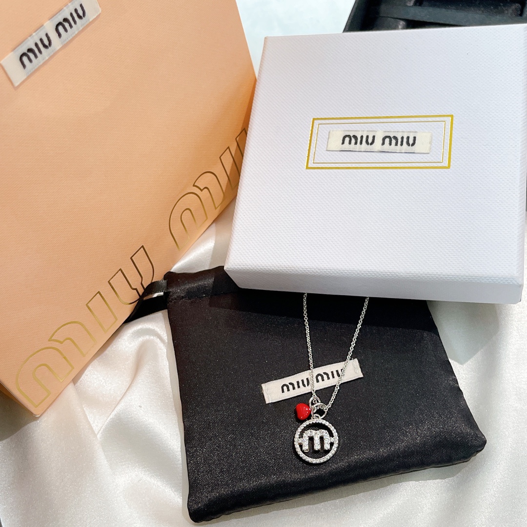 P60 👑Miumiu 2021新款 缪缪 爱心 轻奢小众风格 桃心 字母 项链 简约爱心设计感 美感十足 造型设计 ❤️点缀更加小复古时尚 夏日搭配必备单品 太美了 买它 项链