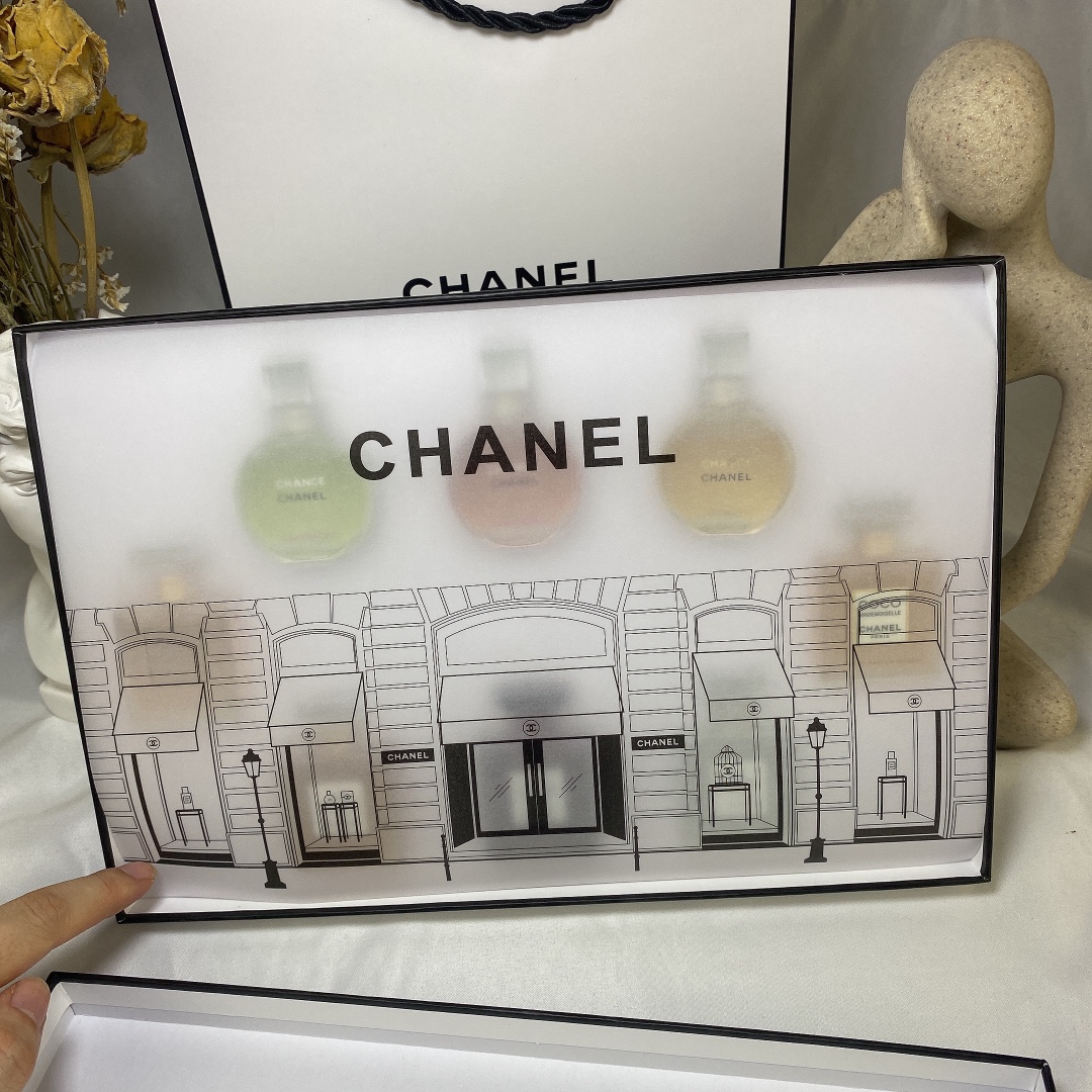 Chanel Miniature Perfume Set: 8 Iconic Fragrances in a Giftable Collection 3 i1623309655 3115 1