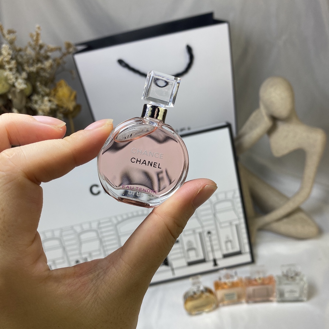 Chanel Miniature Perfume Set: 8 Iconic Fragrances in a Giftable Collection 5 i1623309655 6933 3