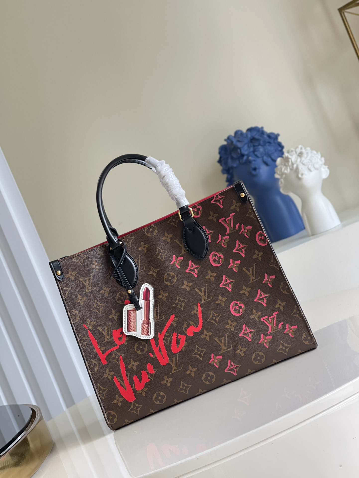 NO:397310,【Exclusive real photo M45039 love silk screen】fall in love Chinese Valentine's Day series Swiss artist Urs Fisher changes the visual proportions of the classic Monogram pattern, rendering the hand-painted style for the UF joint series Onthego handbag, and conveys a delicate touch with silk-print Monogram canvas with cowhide Monogram coated canvas - fabric lining - metal parts - Toron handle, can be carried or elbow-length shoulder strap, can shoulder-zipper inner patch pocket - double inner bag Size 34 x 26 x 15 cm W.,LV [original leather],louis vuitton,cowhide19860909【独家实拍M45039爱心丝印】fall in love 七夕系列 瑞士艺术家 Urs Fisher 变幻经典 Monogram 图案的视觉比例,为 UF 联名系列 Onthego 手袋渲染手绘风格,并以丝印Monogram帆布传递细腻触感搭配牛皮Monogram涂层帆布- 织物内衬- 金属件- Toron手柄,可手提或肘挎- 皮革长肩带,可肩背- 拉链内贴袋- 双内袋 尺寸34 x 26 x 15 cm W.,LV【原厂皮】,louis vuitton,cowhide,Bag