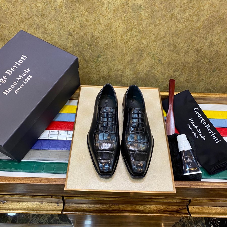 NO:621403,Batch Berluti hand-painted, all in stock, the best products are coming [the latest fashion show interprets modernity] perfectly demonstrates shoemaking expertise and exquisite craftsmanship. The ingenuity of luxury crocodile belly production meets the origin of gentleman's shoes. The perfect shape is sublimated and cast, condensing the complex process behind time. Ingenious craftsmanship shines here. Formal and casual wear to release life style. Thai crocodile belly, luxury and leisure in one 38/45,19860909批 Berluti 纯手工上色 全现货 狠货来袭【最新时装秀演绎摩登】完美彰显制鞋专业和精湛工艺 奢用鳄鱼肚皮制作邂逅绅士鞋履的匠心溯源 完美形廊升华铸就,凝炼时光背后的复杂工序 匠心工艺于此耀眼绽放 正装及休闲释放生活格调 泰国鳄鱼全肚 奢华休闲于一体 38/45,,Men's shoes