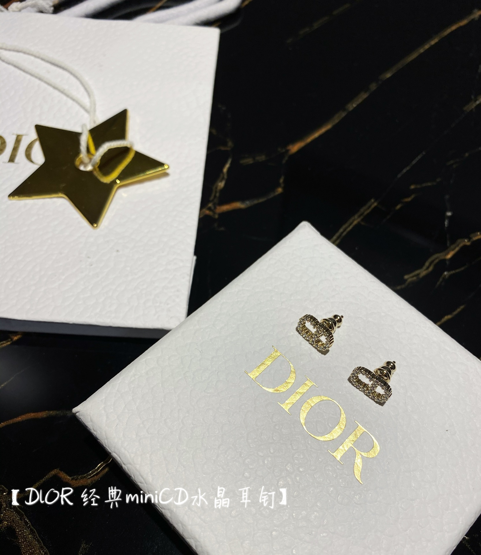 NO:634842,88130 [DlOR classic miniCD crystal earrings] ·A super classic one, copy zp 99 ·44 small Swarovski crystal diamonds, small and sparkling, the same diamonds as zp ·The sides of the letters are designed with three-dimensional metal vertical bars, with deep carvings ZP  , this is a simple one, the upper ear is particularly simple and elegant, I highly recommend it to you. It can be said that we are the only one in the market that makes the right electroplating color. This electroplating color is very special, with rose gold and bronze. There is a low version on the market. The electroplating color is wrong, the position of the ear pin is wrong, the ZP ear pin is in the middle, and there is no engraving on the back. [witty] [witty] Dear friends, look for our product, swarovski, Cardia high-end jewelry1986090988130【DlOR 经典miniCD水晶耳钉】 ·超经典的一款,copy zp 99 ·44颗施华洛世奇水晶小钻石,又小又闪,zp一样的用钻 ·字母侧面是有立体金属竖条设计,很深的刻纹 ZP ,这个简简单单的,上耳特别的简洁大方,非常推荐宝们入可以这么说,我们是全市场唯一做对电镀色的,这款电镀色很特别,玫瑰金色中又带有古铜色,市面有low版本,电镀色不对,耳针位置不对,ZP耳针在中间的,且背后也是没有刻字的,[机智][机智]宝们,认准我们出品,,swarovski,卡迪亚高端饰品,Jewelry