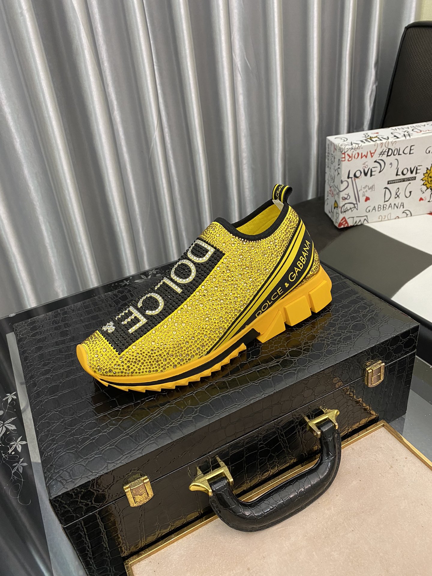 NO:955782,DOLCE&GABBANA is tired of the same old white shoes, so why not try something different?  The upper is imported fly weave, playful yet elegant, and the lining is all sheepskin hand-stitched with rhinestones!  35-46,,Dolce&Gabbana,sheepskin19860909DOLCE&GABBANA看腻千篇一律的小白鞋,不如来点与众不同的DG吧！鞋面进口飞织,俏皮又不失优雅内里垫脚全羊皮手工缝钻闪爆了！35-46,,Dolce&Gabbana,sheepskin,Men's shoes