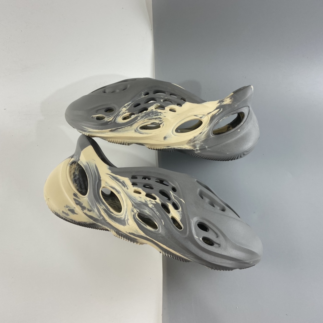 P180 侃爷再度联乘Kanye West x adidas Yeezy Foam Runner Slide 椰子户外风格包头运动沙滩凉拖防滑洞洞跑步凉鞋 GV7904