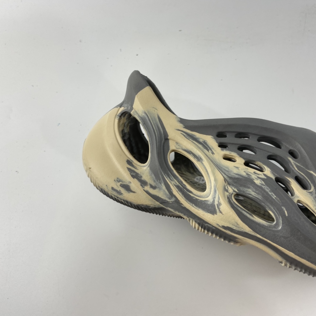 P180 侃爷再度联乘Kanye West x adidas Yeezy Foam Runner Slide 椰子户外风格包头运动沙滩凉拖防滑洞洞跑步凉鞋 GV7904