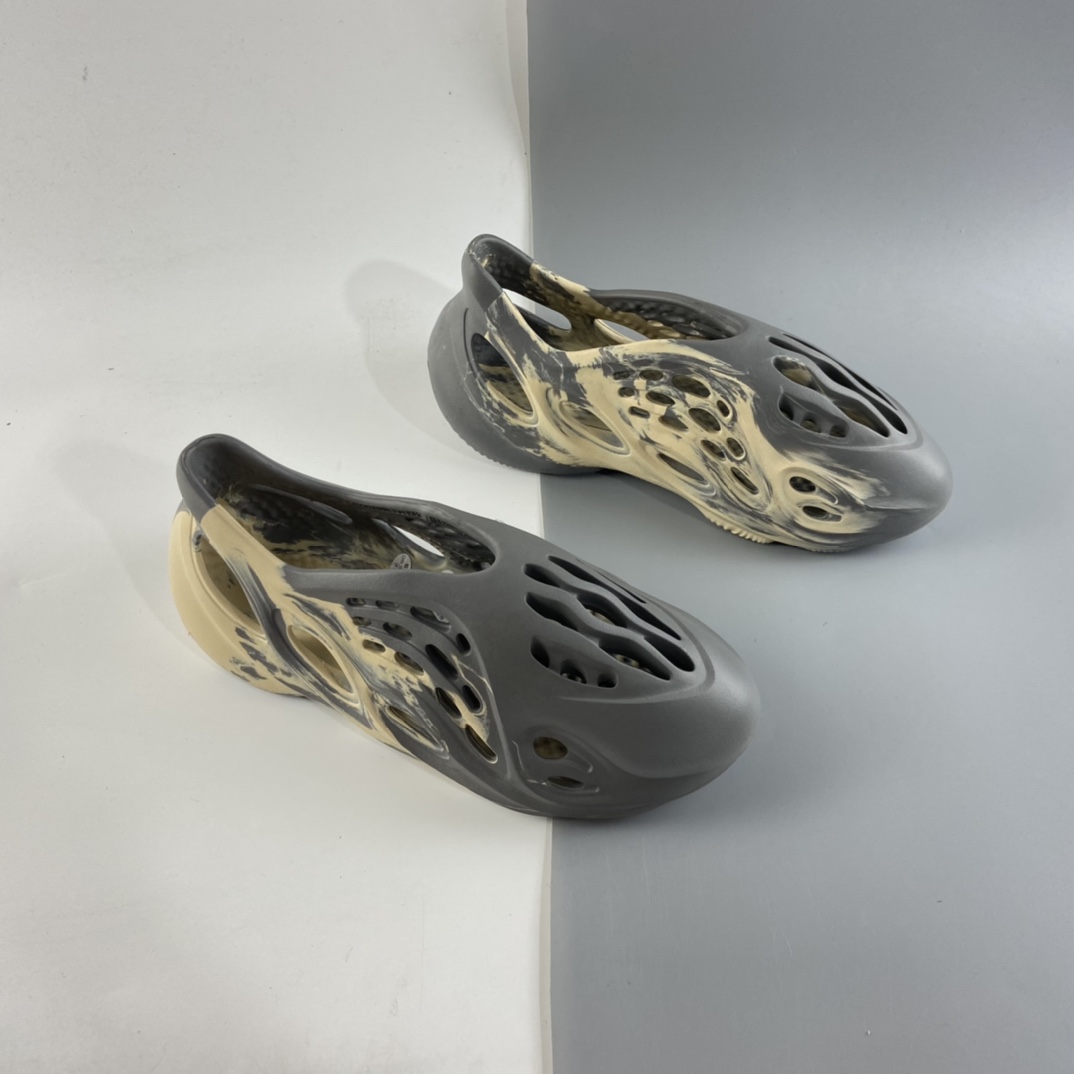 P180 侃爷再度联乘Kanye West x adidas Yeezy Foam Runner Slide 椰子户外风格包头运动沙滩凉拖防滑洞洞跑步凉鞋 GV7904