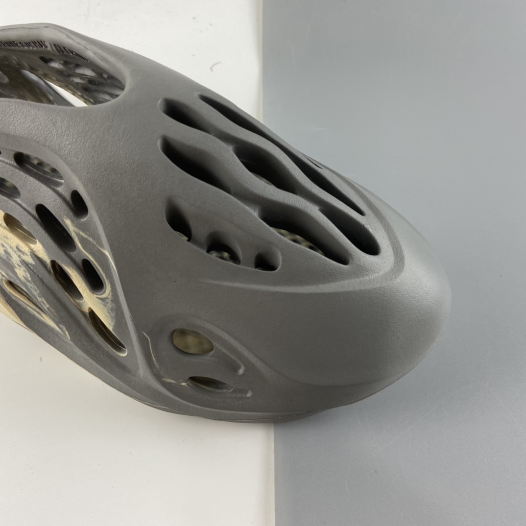 P180 侃爷再度联乘Kanye West x adidas Yeezy Foam Runner Slide 椰子户外风格包头运动沙滩凉拖防滑洞洞跑步凉鞋 GV7904