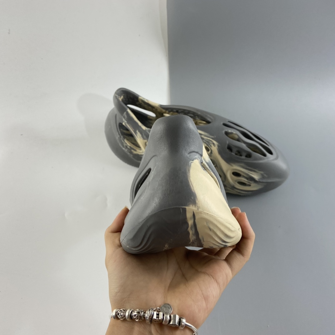 P180 侃爷再度联乘Kanye West x adidas Yeezy Foam Runner Slide 椰子户外风格包头运动沙滩凉拖防滑洞洞跑步凉鞋 GV7904