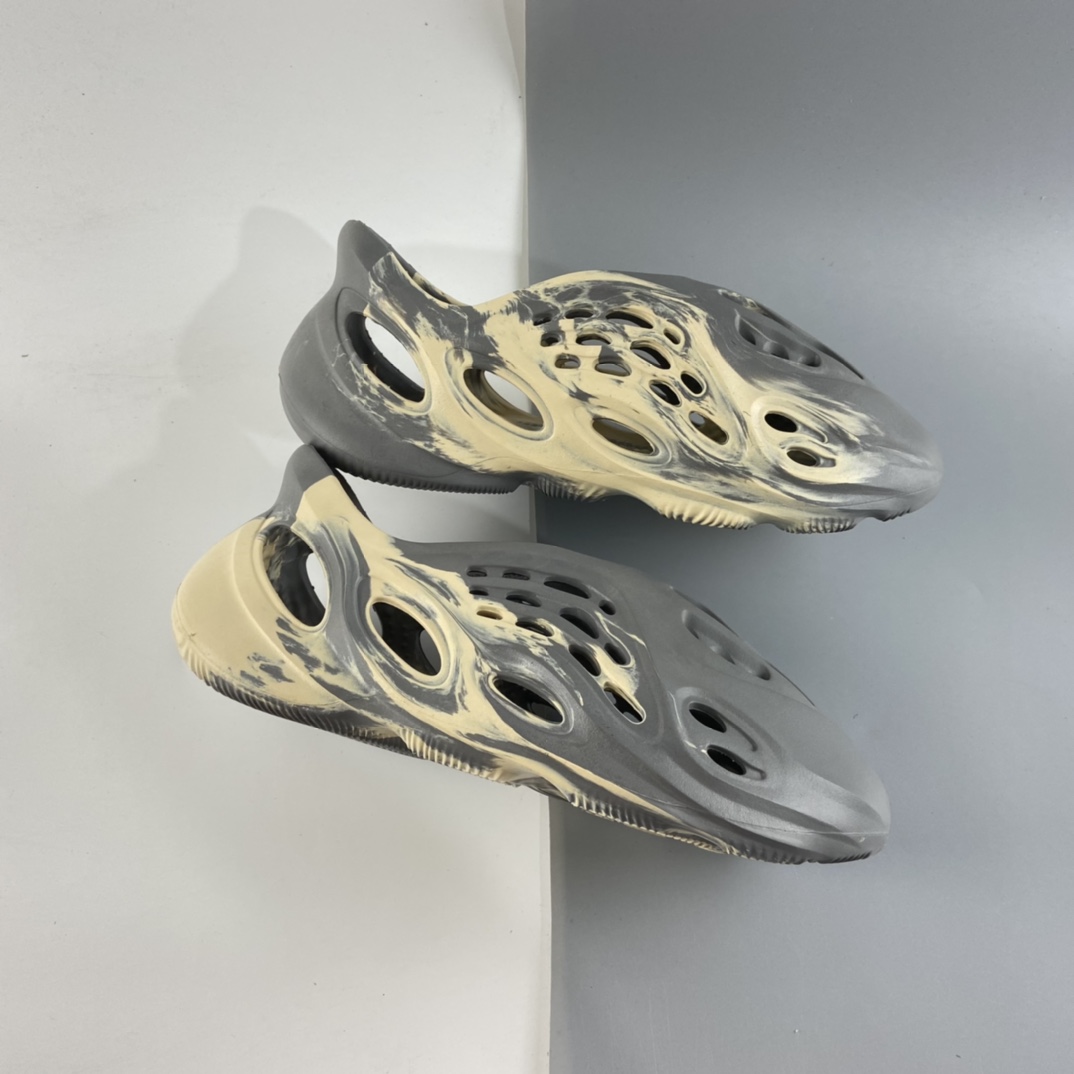 P180 侃爷再度联乘Kanye West x adidas Yeezy Foam Runner Slide 椰子户外风格包头运动沙滩凉拖防滑洞洞跑步凉鞋 GV7904