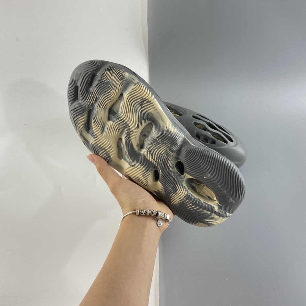 P180 侃爷再度联乘Kanye West x adidas Yeezy Foam Runner Slide 椰子户外风格包头运动沙滩凉拖防滑洞洞跑步凉鞋 GV7904