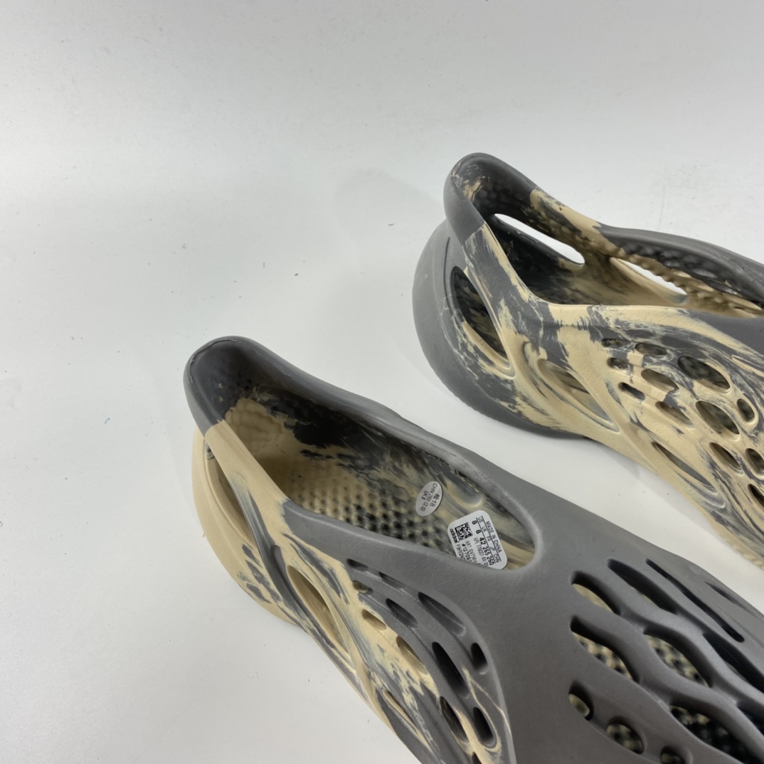 P180 侃爷再度联乘Kanye West x adidas Yeezy Foam Runner Slide 椰子户外风格包头运动沙滩凉拖防滑洞洞跑步凉鞋 GV7904