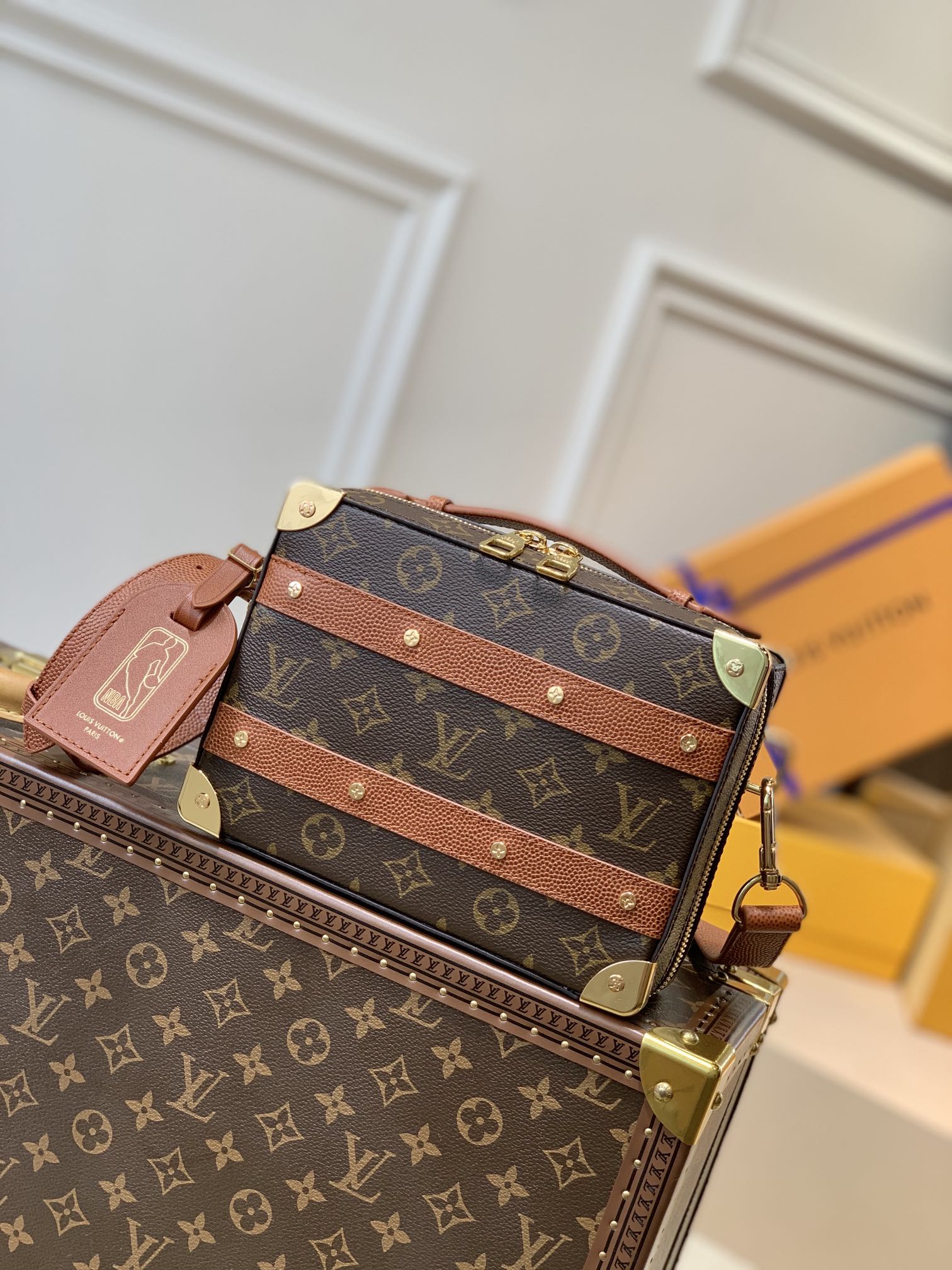 Louis Vuitton LV xNBA Handle Trunk 邮差包 M45785
