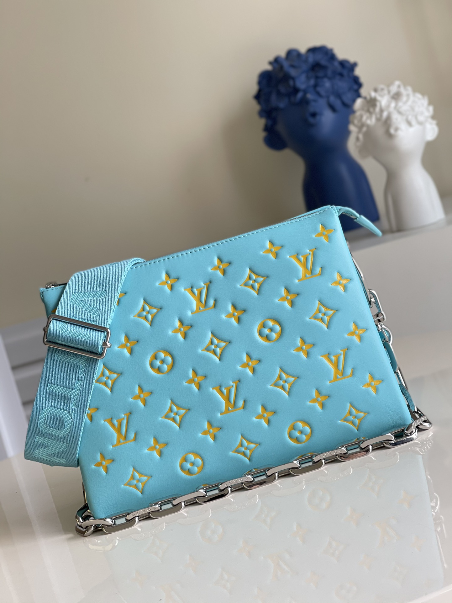 NO:397028,【Exclusive real photo M57790 light green】 This Coussin small handbag comes from the Vuittamins capsule series, embellishing the rough chain of fluffy sheepskin, expressing the Nicolas Ghesquière interpretation of confidence and joy in bright colors. It can be used for crossbody on shoulder straps or as a chain bag, or can be carried under the armpit. Size 26 x 20 x 12 cm fsjyw.,LV【original leather】,louis vuitton,sheepskin19860909【独家实拍M57790浅绿】 本款 Coussin 小号手袋出自 Vuittamins 胶囊系列,为蓬松绵羊皮点缀粗犷链条,以鲜明色彩道出 Nicolas Ghesquière 对自信欢悦的解读.可利用肩带斜挎或作为链条法棍包,亦可携于腋下.尺寸26 x 20 x 12 厘米 fsjyw.,LV【原厂皮】,louis vuitton,sheepskin,Bag