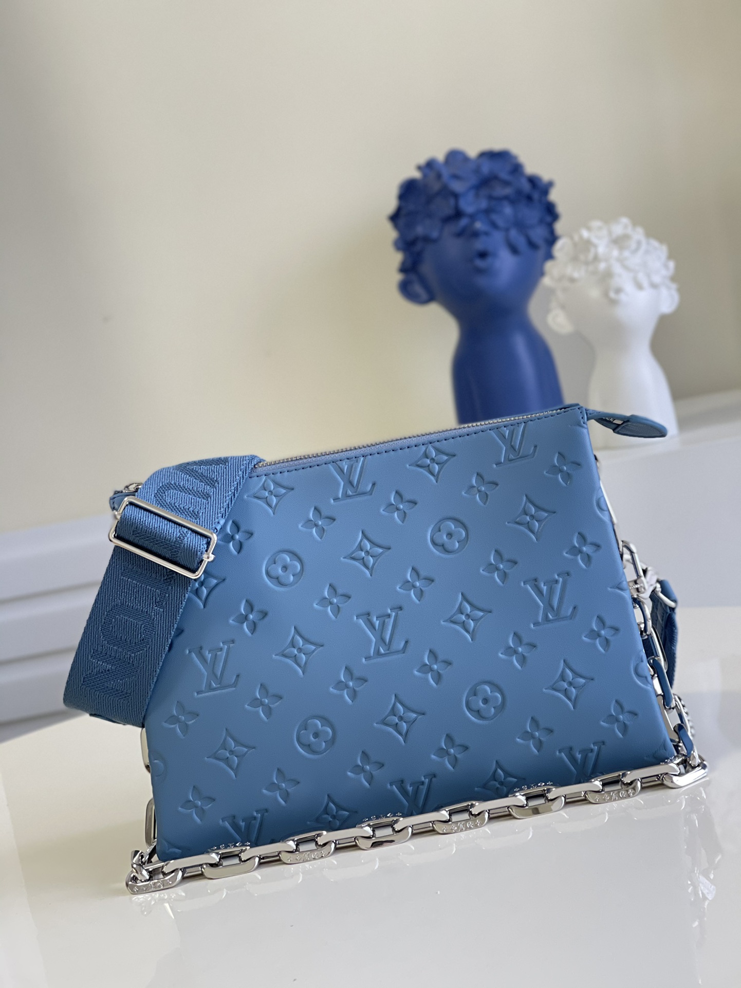 NO:397032,【Exclusive real photo M57790 gray and blue】 This Coussin small handbag comes from the Vuittamins capsule series, embellishing the rough chain of fluffy sheepskin, expressing the Nicolas Ghesquière interpretation of confidence and joy in bright colors. It can be used for strap crossbody or as a chain bag, or can be carried under the armpit. Size 26 x 20 x 12 cm fsjyw.,LV【original leather】,louis vuitton,sheepskin19860909【独家实拍M57790灰蓝】 本款 Coussin 小号手袋出自 Vuittamins 胶囊系列,为蓬松绵羊皮点缀粗犷链条,以鲜明色彩道出 Nicolas Ghesquière 对自信欢悦的解读.可利用肩带斜挎或作为链条法棍包,亦可携于腋下.尺寸26 x 20 x 12 厘米 fsjyw.,LV【原厂皮】,louis vuitton,sheepskin,Bag