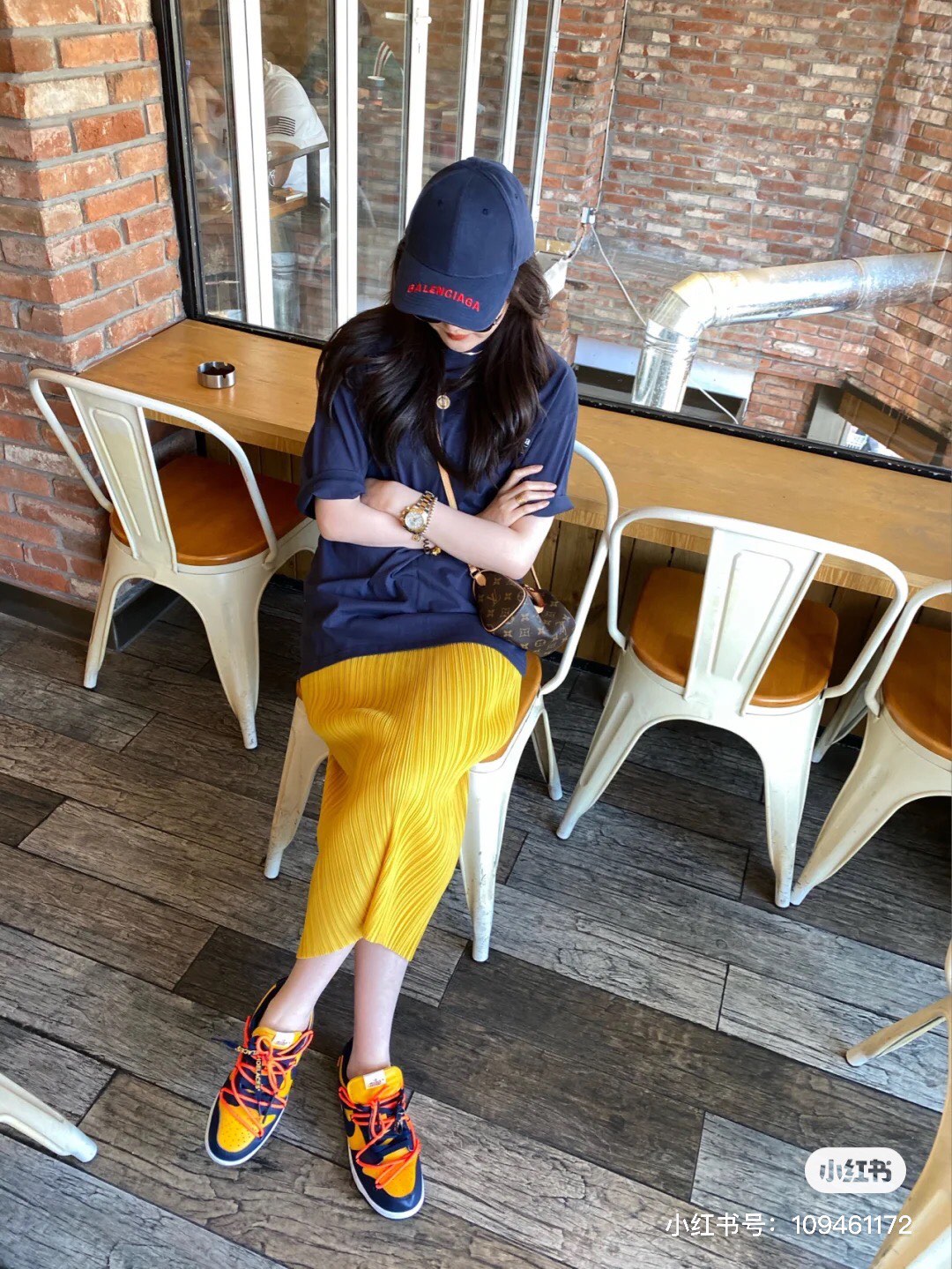 萌妹纸的搭配也是妥妥的！
作为小包控的女生，必不可少-