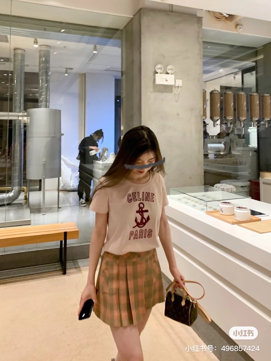 萌妹纸的搭配也是妥妥的！
作为小包控的女生，必不可少-